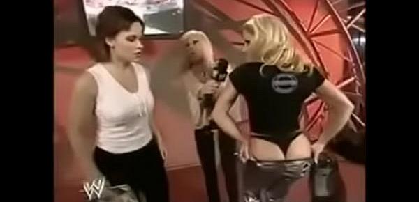  Trish Stratus shows off her thong.